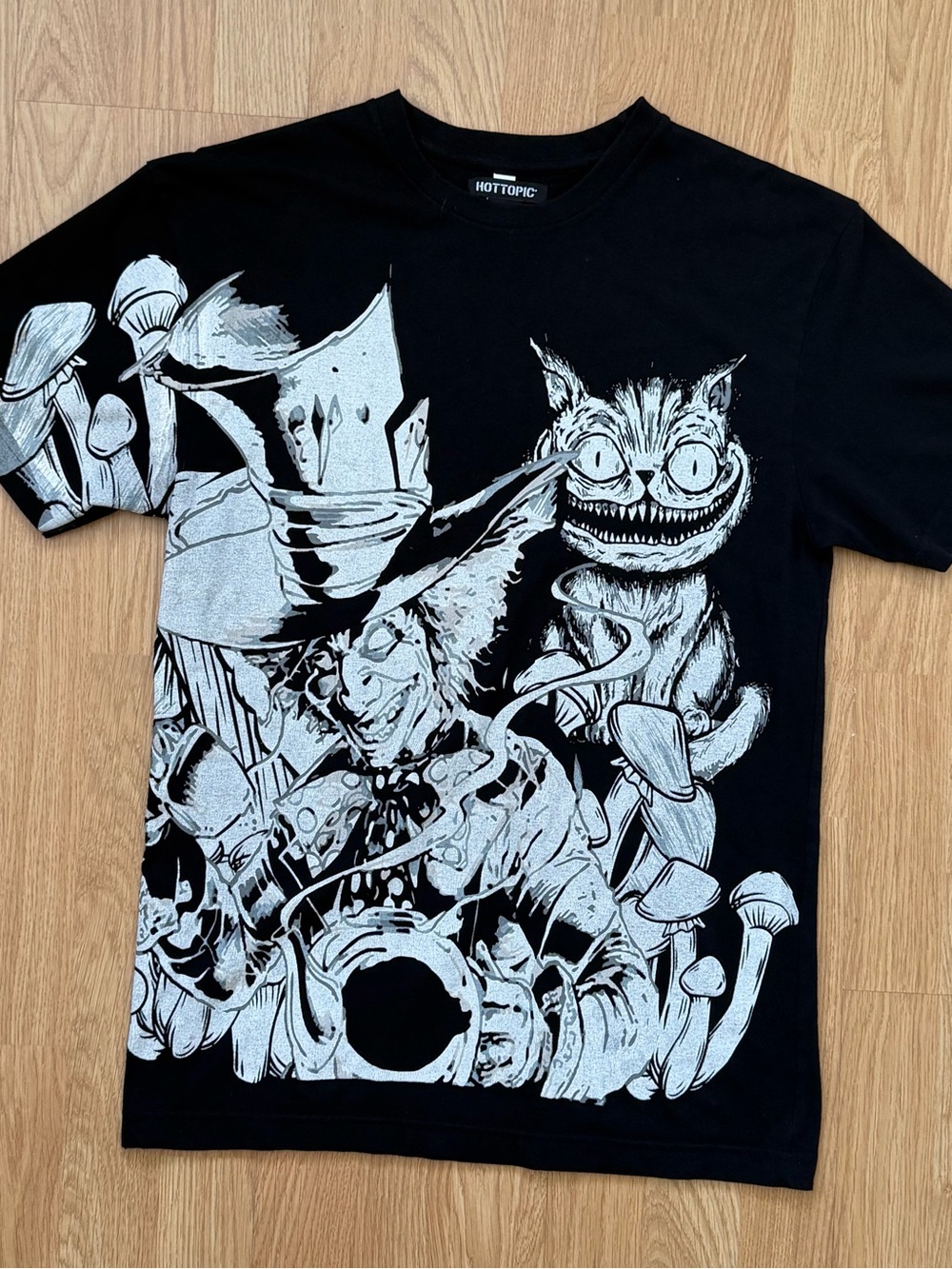 Hot Topic Alice in Wonderland Cheshire Cat Graphic T-Shirt Medium